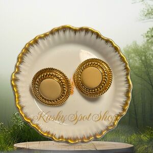 Vintage Unsigned Classy Cream Enamel Minimalist Clip-On Earrings ✨🟠🤍✨ 🟠🤍✨